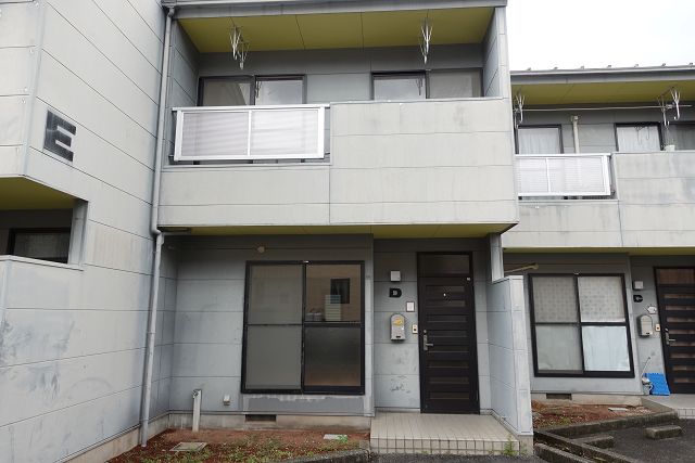 伊豆の国市田京にあるアパート3DKメゾネットの建物外観